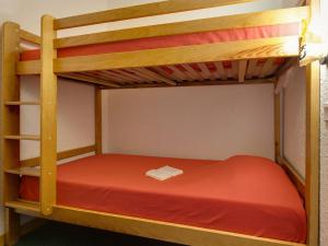 Dviaukštė lova arba lovos apgyvendinimo įstaigoje Studio Les Deux Alpes, 1 pièce, 4 personnes - FR-1-348-229