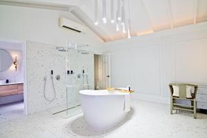 Calabash Hotel的一间浴室