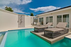 Calabash Hotel内部或周边的泳池