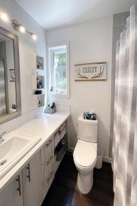 La salle de bains est pourvue de toilettes, d'un lavabo et d'un miroir. dans l'établissement Croissant des Soleils by Rendez-Vous Mont-Tremblant, à Mont-Tremblant