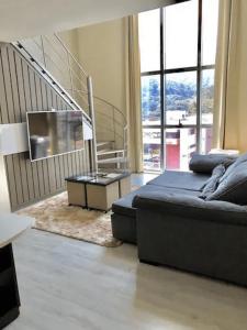 uma sala de estar com uma cama e uma escada em Saint Sebastian Flat 615 - Com Hidro! até 4 pessoas, Duplex, no centro em Jaraguá do Sul