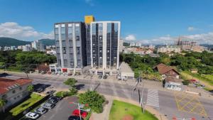 une vue aérienne sur une ville avec de grands bâtiments dans l'établissement Saint Sebastian Flat 615 - Com Hidro! até 4 pessoas, Duplex, no centro, à Jaraguá do Sul