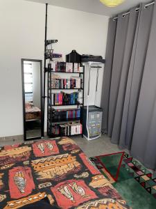 - une chambre avec un lit et une étagère avec des livres dans l'établissement Chambre privée au cœur du Verdon, à Saint-Julien