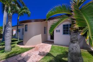 鷹海灘的住宿－Villa Tamar，前面有棕榈树的房子