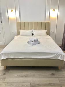 uma cama com duas toalhas e dois bichos de peluche em Premium Apartments Esil Riverside em Astana