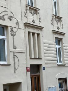 - un bâtiment blanc avec des fenêtres et une porte dans l'établissement Maria Apartment Liben, à Prague