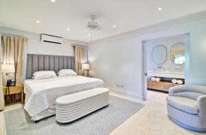 Calabash Hotel客房内的一张或多张床位