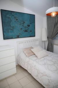 Een bed of bedden in een kamer bij Amazing Luxury Duplex near mamilla