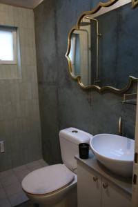 Een badkamer bij Amazing Luxury Duplex near mamilla