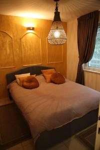 Een bed of bedden in een kamer bij Amazing Luxury Duplex near mamilla