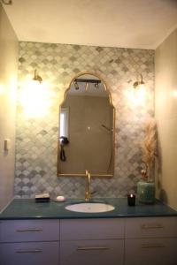 Een badkamer bij Amazing Luxury Duplex near mamilla