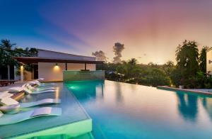 Calabash Hotel内部或周边的泳池