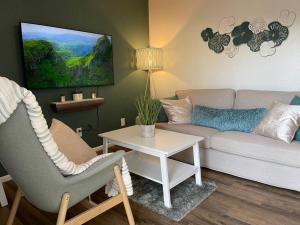 una sala de estar con un sofá y una mesa en Contemporary 2-Bedroom Rental Unit, en Eagle Pass