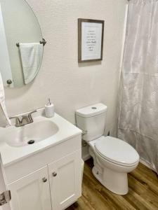 y baño con aseo, lavabo y espejo. en Contemporary 2-Bedroom Rental Unit, en Eagle Pass