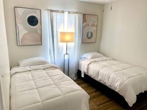 Un dormitorio con dos camas y una lámpara. en Contemporary 2-Bedroom Rental Unit, en Eagle Pass