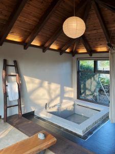 bañera en una habitación con ventana en Juwoldam en Jeju