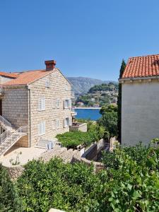 una casa con vistas al agua en Villa Jozefina, en Dubrovnik
