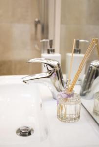 cepillo de dientes en un soporte en el lavabo del baño en Fuesli Lodge - Boutique Cottage at Harrys Cottages en Pen y Clawdd