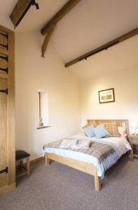 1 dormitorio con 1 cama en una habitación en Fuesli Lodge - Boutique Cottage at Harrys Cottages en Pen y Clawdd