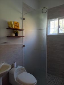 Kamar mandi di Hotel y Plaza JMI