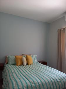 Tempat tidur dalam kamar di Hotel y Plaza JMI