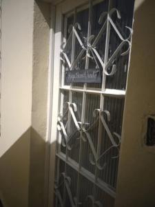 Apartamento(1) inteiro com sala reversivel في فولتا ريدوندا: باب بقلوب على جانب مبنى