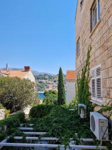 un jardín frente a un edificio en Villa Jozefina, en Dubrovnik