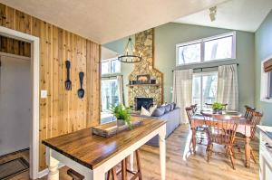 een keuken en een woonkamer met een tafel en een eetkamer bij Wintergreen Resort Retreat - Walk to Slopes! in Lyndhurst