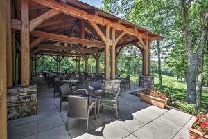 een paviljoen met tafels en stoelen op een patio bij Wintergreen Resort Retreat - Walk to Slopes! in Lyndhurst