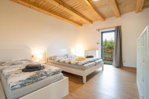 Ένα ή περισσότερα κρεβάτια σε δωμάτιο στο Apartmány Na šumavské louce