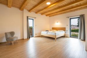 Ένα ή περισσότερα κρεβάτια σε δωμάτιο στο Apartmány Na šumavské louce