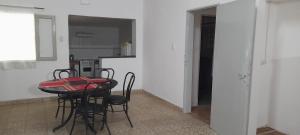 - une cuisine avec une table et des chaises dans la chambre dans l'établissement Monoambiente Anisacate, à Villa Anizacate