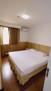 ein Schlafzimmer mit einem großen weißen Bett in einem Zimmer in der Unterkunft Saint Lawrence - 108 in São Paulo
