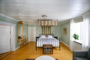 a bedroom with a bed in the middle of a room at Ölme Prästgård Gästgiveri in Kristinehamn