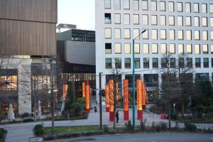 eine Stadt mit Orangenbäumen vor den Gebäuden in der Unterkunft M@D Music Apartment in Timişoara