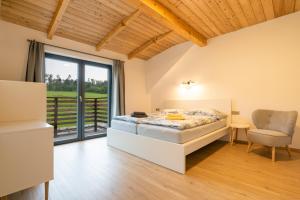 Ένα ή περισσότερα κρεβάτια σε δωμάτιο στο Apartmány Na šumavské louce