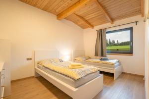 Ένα ή περισσότερα κρεβάτια σε δωμάτιο στο Apartmány Na šumavské louce