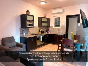 ein Wohnzimmer mit einer Küche und einem Esszimmer in der Unterkunft Cárdenas Suites in Puerto Vallarta