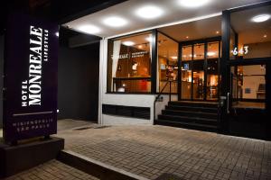 a store front at night with a sign in front of it at Monreale Lifestyle Higienópolis São Paulo in São Paulo