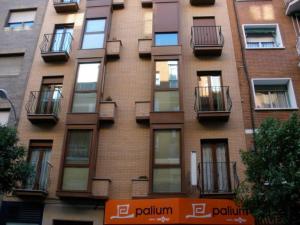 馬德里的住宿－Bien situado y cómodo，一座高大的建筑,旁边设有阳台