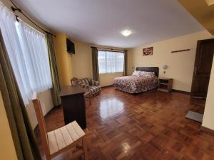 um quarto com uma cama e piso em madeira em Hotel Nuevo Sol em La Paz
