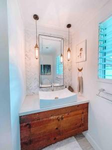 bagno con lavandino e specchio di ____Cute Plantation House in Kailua with AC!!_____ a Kailua