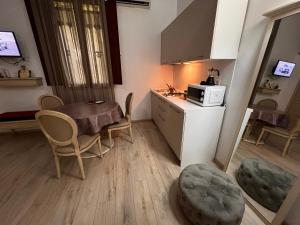 Kuchyň nebo kuchyňský kout v ubytování Appartamentino Louis