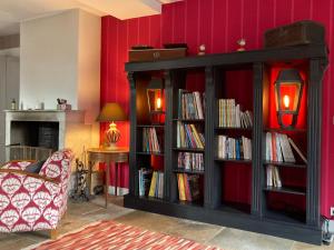 una sala de estar con una estantería llena de libros en Gîte Vassy-Etaule Spa Privatif, 