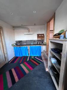 - une cuisine avec un évier et un tapis coloré dans l'établissement Flat 56, à Stara Kamienica