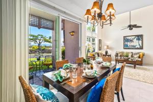 comedor y sala de estar con mesa y sillas en Big Island Waikoloa Colony Villas condo, en Waikoloa