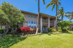 una vista exterior de una casa con palmeras en Big Island Waikoloa Colony Villas condo, en Waikoloa