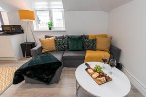 uma sala de estar com um sofá e uma mesa com um prato de comida em Lorne Park Suite em Bournemouth