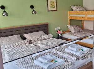 Dos camas en una habitación con toallas. en Good morning Ohrid, en Ohrid