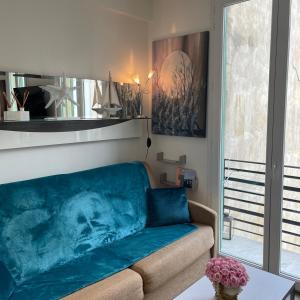 sala de estar con sofá y ventana en NICE City-Center 80m to the SEA / BEACH, en Niza